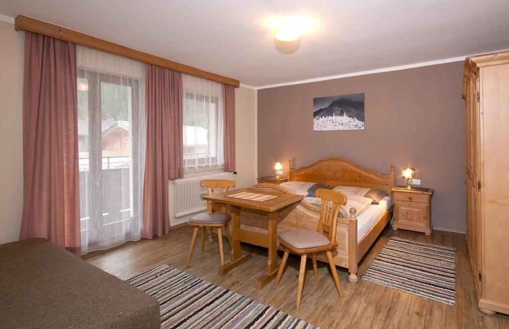 Landhaus Tyrol Mayrhofen Habitación foto